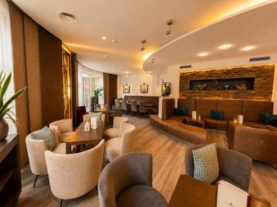 Hotel Latini - Uno Bar Fensterseite mit Lounge Bereich