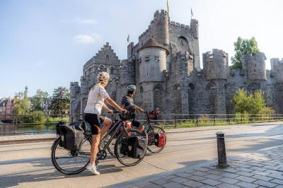 Radfahrer vor Burg Gravensteen in Gent