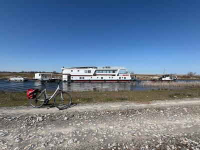 Rad und Schiff am Donaudelta