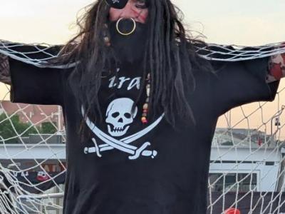 Kreuzfahrtleiter im Piratenkostm