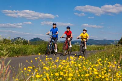 Familie am Bodensee-Radweg