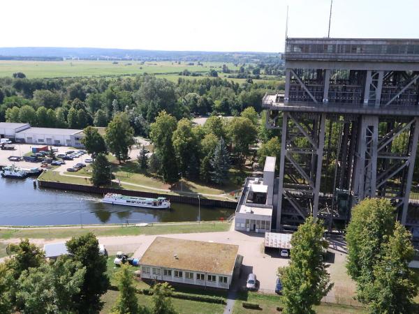 Schiff nimmt Kurs auf das alte Schiffshebewerk