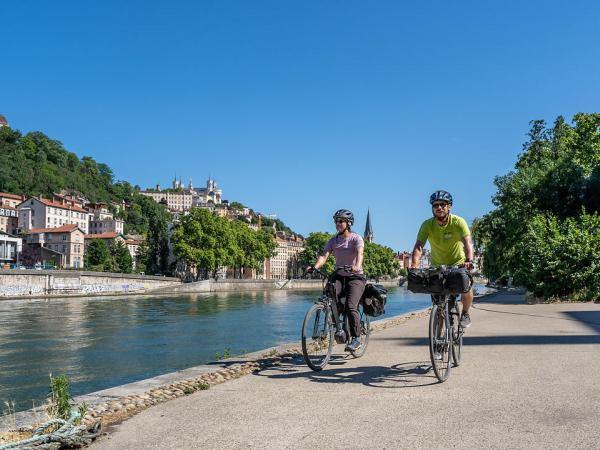 Radfahren am Ufer der Sane in Lyon