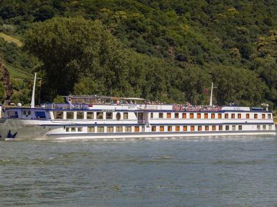 Schiff Olympia- total