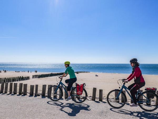 Radfahrer am Strand in Zoutelande