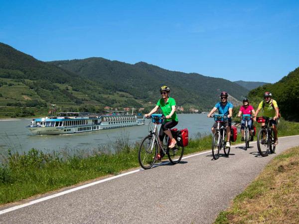 Radgruppe mit Schiff Swiss Crown in der Wachau