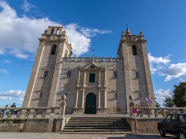 Kathedrale mit Glockenturm von Miranda do Douro in strahlendem Sonnenlicht