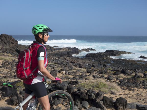 Radfahrer auf Lanzarote mit Blick aufs Meer