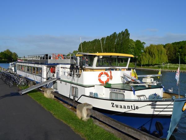 Champagne & Paris by Bike + Boat - boat Zwaantje