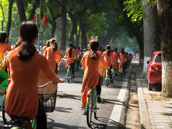 Hanoi - Rafahrerinnen in traditioneller, oranger Kleidung