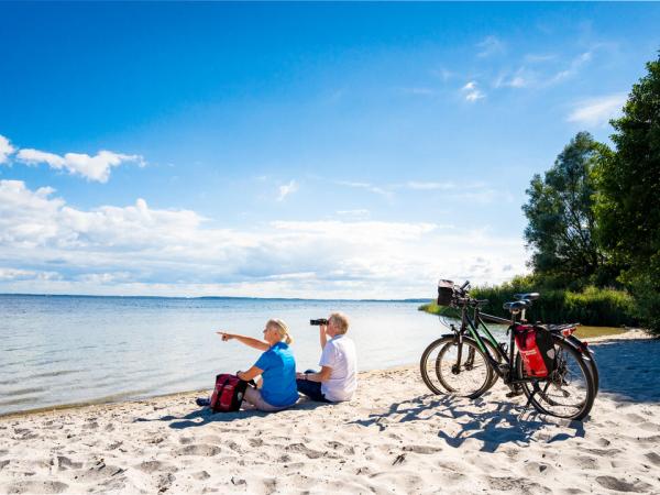 Radfahrer machen Pause im Sand