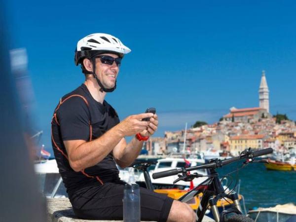 Radfahrer im Hafen von Rovinj