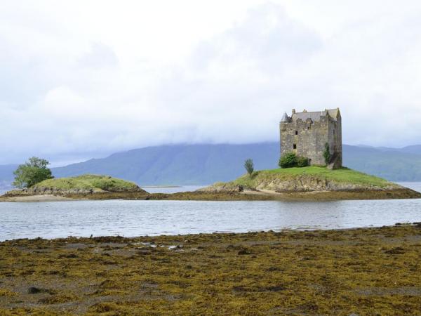 Schloss auf einer kleinen Insel