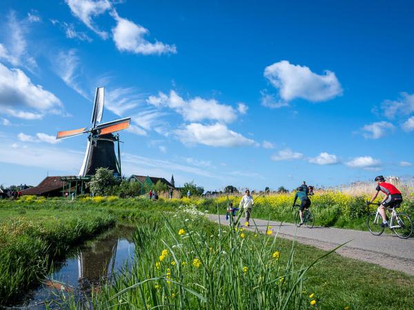Zaanse Schans Windmhlen mit Radfahrern