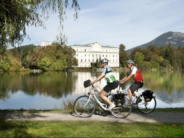 Radler vorm Schloss im Salzkammergut